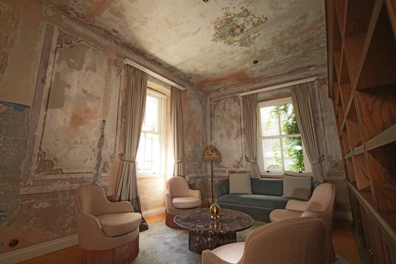 Majores Studio salon and seating area